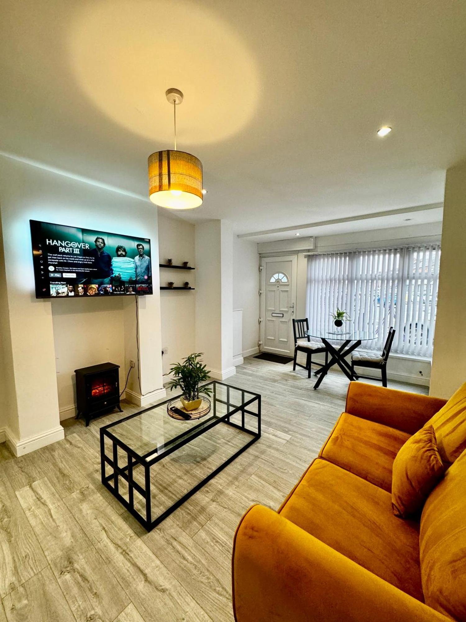 Near Me - Travellers & Couples Choice! Smart Tv Parking Sofa Bed Apartment